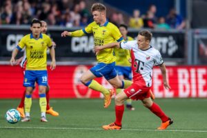 Jens Toornstra voor Fc utrecht in duel met Cambuur